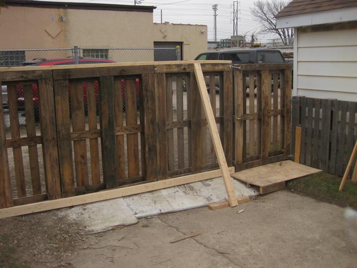 Back pallet fence