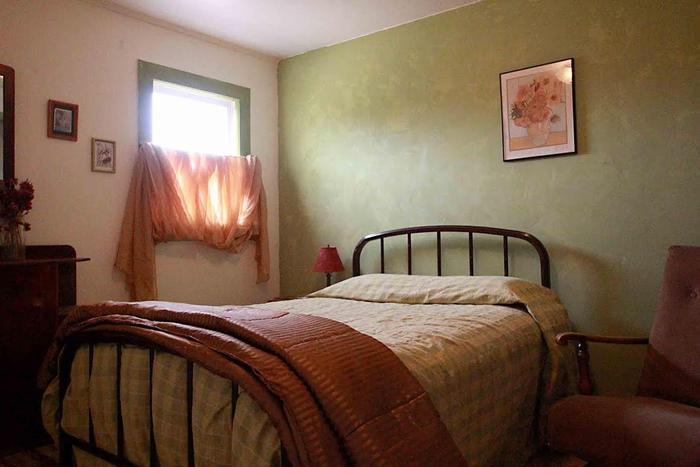 [Thumbnail for bedroom2.jpg]