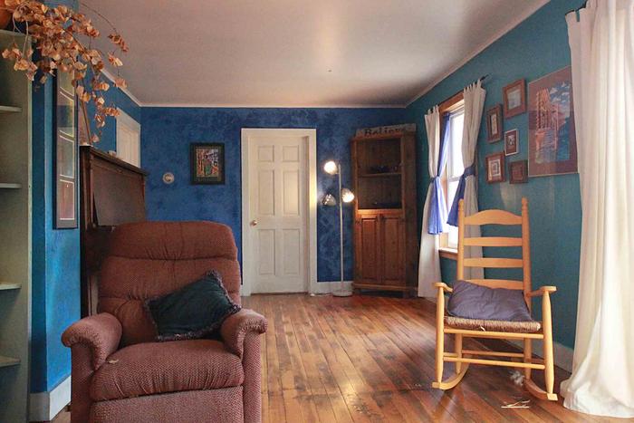 [Thumbnail for living-room.JPG]
