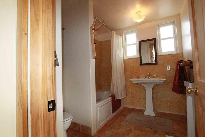 [Thumbnail for upstairs-bath.jpg]