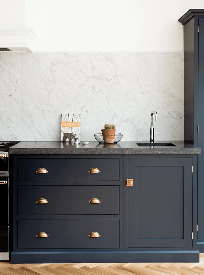 de-vol-kitchens-farrow-and-ball-classic-kitchen-color-railings-(1)